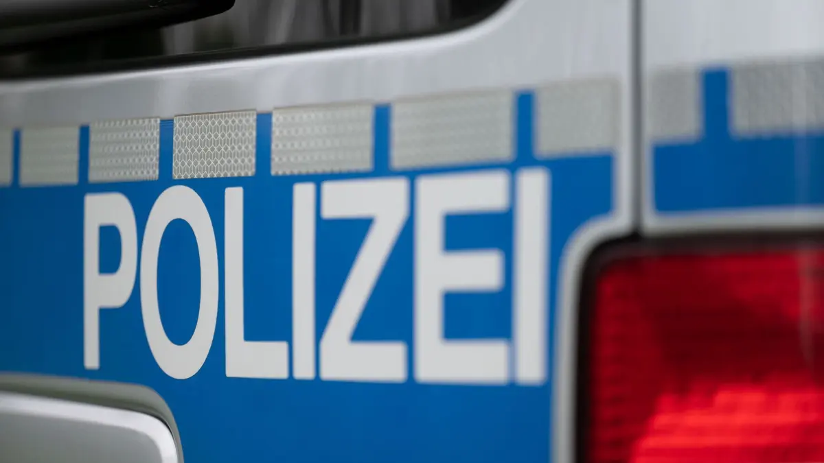Symbolbild Polizeiauto: ARCHIV - 06.05.2021, Baden-Württemberg, Stuttgart: Das Wort Polizei ist auf einem Fahrzeug der Polizei zu sehen. (zu dpa: «15-Jähriger klaut E-Bikes auf Deutschland-Rundfahrt») Foto: Marijan Murat/dpa +++ dpa-Bildfunk +++