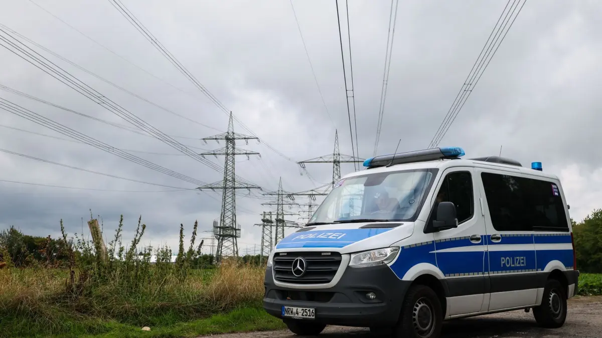 Polizeieinsatz am Kraftwerk Weisweiler: 04.09.2026, Nordrhein-Westfalen, Eschweiler: Polizeifahrzeuge stehen in der Nähe des RWE-Kraftwerkes Eschweiler an einem Umspannwerk. Auch am Freitagmorgen gab es Einsätze an weiteren Standorten mit kritischer Energieinfrastruktur: In der Nähe von Aachen wurde das Umfeld eines Umspannwerkes in Weisweiler abgesucht. Es gebe ein Bekennerschreiben, in dem eine weitere Tat dort erwähnt werde, sagte ein Polizeisprecher.
Auf Stromanlagen in Deutschland hat es mehrere Angriffe gegeben. (zu dpa: «Stromnetz-Sabotage: Polizei wertet Bekennerschreiben aus») Foto: Christoph Reichwein/dpa +++ dpa-Bildfunk +++