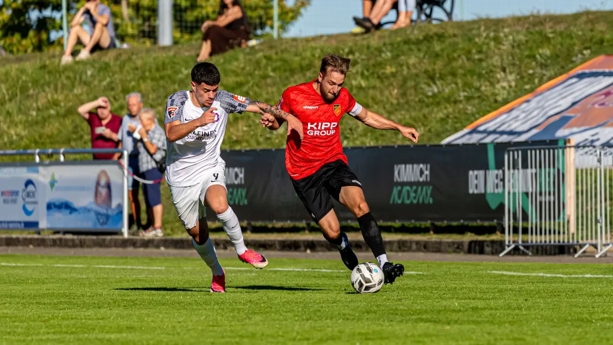 Niklas Schäuffele (in Rot) und der FCH gewannen mit 3:1 gegen den FC Nöttingen
