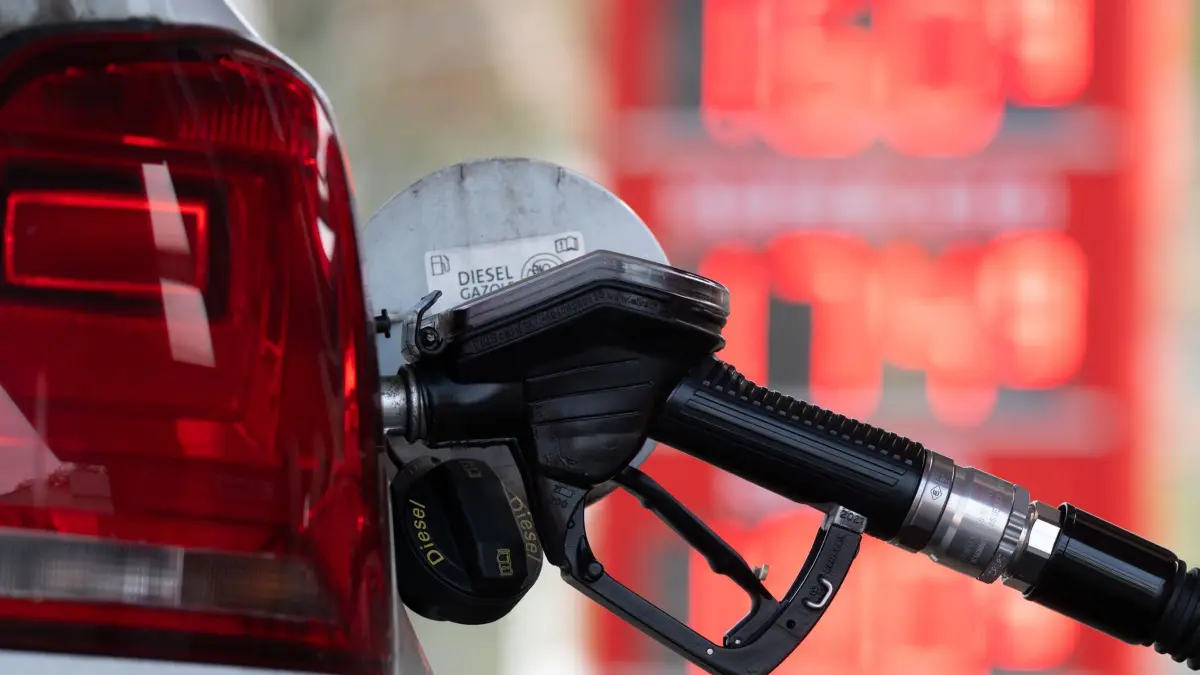 Tanken ist in Österreich günstiger: ARCHIV - 16.04.2025, Sachsen, Dresden: Ein Tankstutzen steckt an einer Tankstelle in der Tanköffnung eines Fahrzeugs. (zu dpa: «Darum ist Tanken in Österreich meist günstiger») Foto: Sebastian Kahnert/dpa +++ dpa-Bildfunk +++