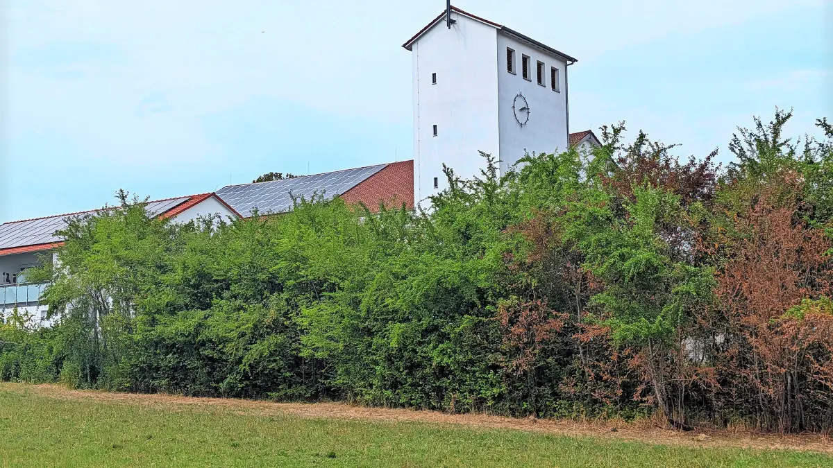 Die Mariä-Himmelfahrts-Kirche in Schwenningen wurde am Rande des Sauerwasens gebaut.