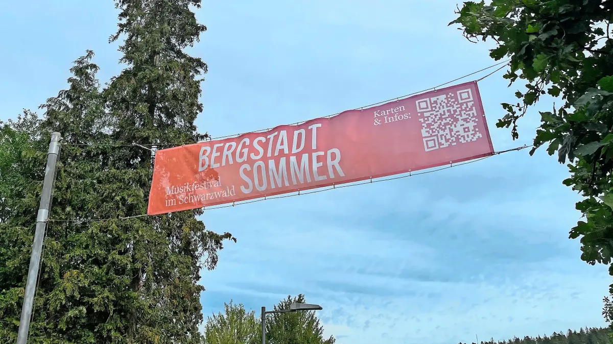 Nicht zu übersehen: Am Samstag beginnt der Bergstadtsommer. Die Werbung im öffentlichen Raum ist nur eine Sache von vielen, die bis dato organisiert werden musste.