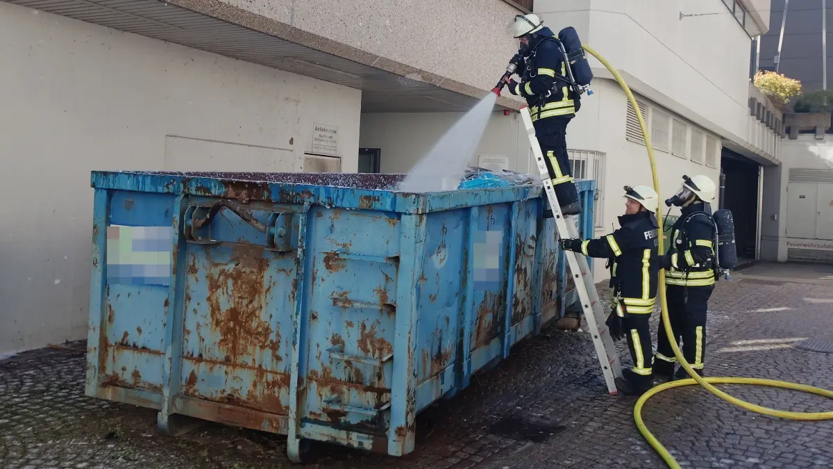 In einem Container in der Lederstraße in Calw brach am Freitagnachmittag ein Feuer aus.
