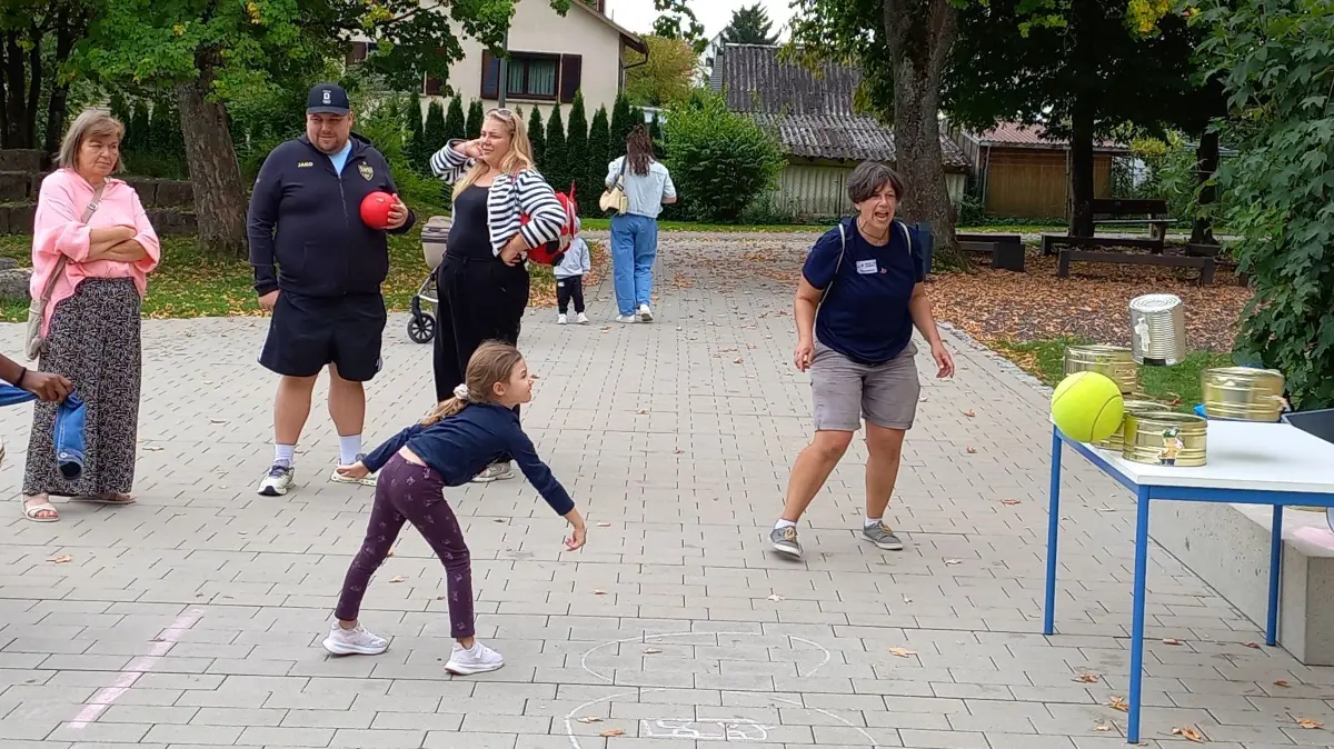 Dosenwerfen macht Krach und Spaß – und ist eine der beliebten zehn Spielstationen beim Inklusiven Sport- und Spielfest. Dieses Jahr findet es am Sonntag, 27. September, ab 11 Uhr, wieder im Schulgelände in Villingendorf statt.