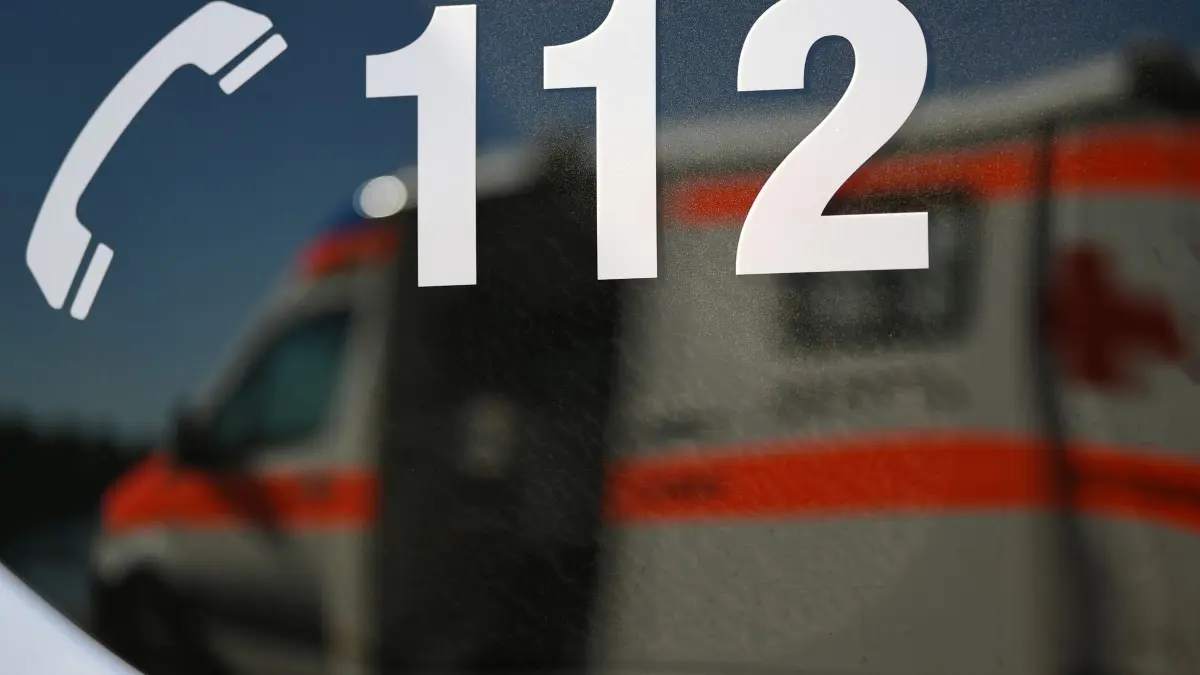 Krankenwagen: ARCHIV - 01.06.2019, Baden-Württemberg, Freiburg: Ein Rettungswagen spiegelt sich in einem Fenster eines anderen Rettungswagen mit der Aufschrift «112». (zu dpa: «Mann stirbt nach Sturz mit Mofa im Krankenhaus») Foto: Patrick Seeger/dpa +++ dpa-Bildfunk +++