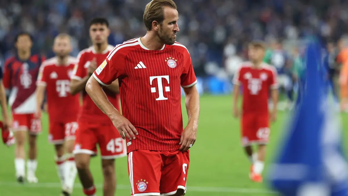 FC Schalke 04 - Bayern München: 05.09.2026, Nordrhein-Westfalen, Gelsenkirchen: Fußball, Männer: Bundesliga, FC Schalke 04 - Bayern München, 2. Spieltag, Veltins Arena. Harry Kane (Bayern München) und seine Teamkollegen reagieren nach dem Unentschieden. Foto: Fabian Strauch/dpa - WICHTIGER HINWEIS: Gemäß den Vorgaben der Bundesliga bzw. des DFB Deutscher Fußball-Bund ist es untersagt, in dem Stadion und/oder vom Spiel angefertigte Fotoaufnahmen in Form von Sequenzbildern und/oder videoähnlichen Fotostrecken zu verwerten bzw. verwerten zu lassen. +++ dpa-Bildfunk +++