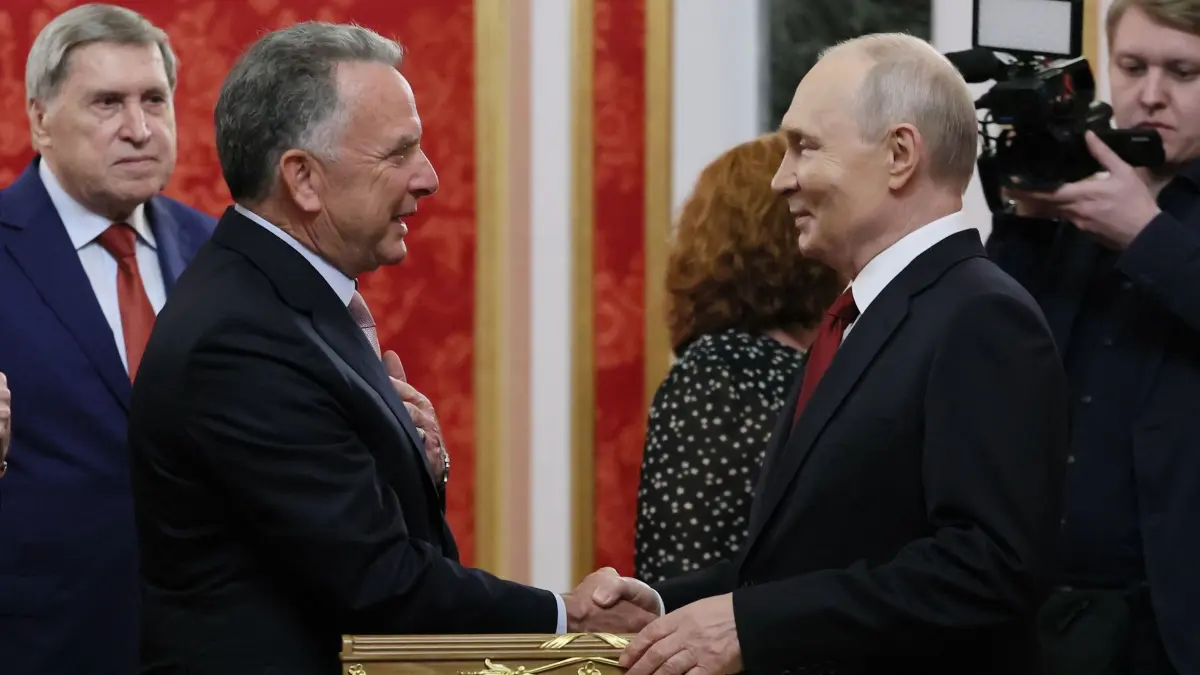 Ukraine-Krieg: Putin beginnt Gespräche mit US-Unterhändlern: 05.09.2026, Russland, Moskau: Das von der staatlichen russischen Agentur Sputnik via AP veröffentlichte Foto zeigt den russischen Präsidenten Wladimir Putin im Senatspalast des Kremls, wie er Steve Witkoff (2.v.l), einem Gesandten von US-Präsident Trump, die Hand schüttelt, während der außenpolitische Berater des Kremls, Juri Uschakow (l), daneben steht. Foto: Mikhail Metzel/Pool Sputnik Kremlin/AP/dpa +++ dpa-Bildfunk +++
