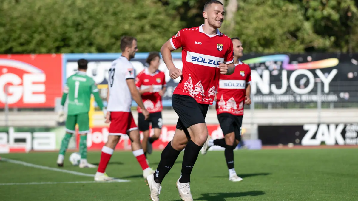 TSG Balingen vs. 1. FC Normania Gmuend, Fussball, Oberliga Baden Wuerttemberg, 5. Spieltag, Saison 2026/2027, 05.09.2026,: Simon Klostermann, (TSG Balingen, #33) erzielt das Tor zum 2:0, Jubel beim Team, Ivo Colic (TSG Balingen, #10), gab den Assist,
TSG Balingen vs. 1. FC Normania Gmuend, Fussball, Oberliga Baden Wuerttemberg, 5. Spieltag, Saison 2026/2027, 05.09.2026,
Eibner-Pressefoto/Andreas Ulmer