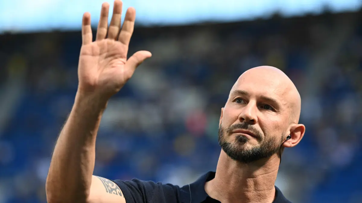 FBL-GER-BUNDESLIGA-HOFFENHEIM-DORTMUND: Hoffenheim's Austrian head coach Christian Ilzer waves ahead the German first division Bundesliga football match between TSG Hoffenheim and BVB Borussia Dortmund in Sinsheim, south-western Germany on September 5, 2026. (Photo by THOMAS KIENZLE / AFP) / DFL REGULATIONS PROHIBIT ANY USE OF PHOTOGRAPHS AS IMAGE SEQUENCES AND/OR QUASI-VIDEO