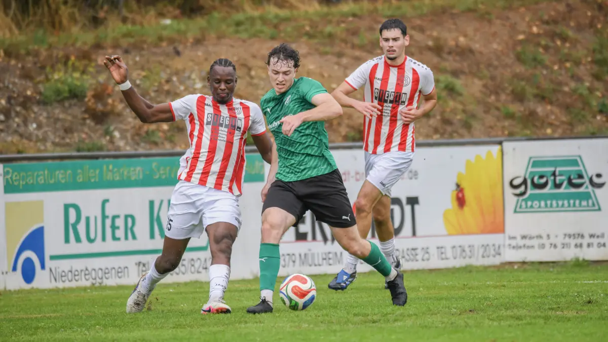 Lamin Jagne (links, gegen Finn Rünzi) traf beim 5:1-Erfolg des FC Bad Bellingen doppelt.