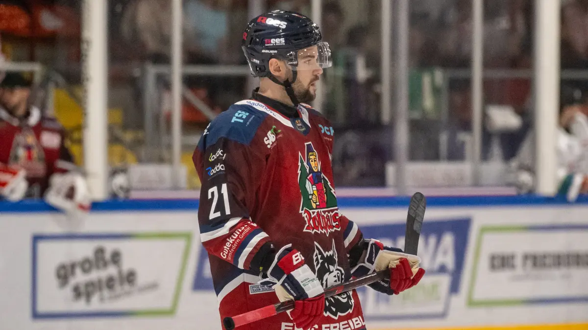 Christoph Kiefersauer (EHC Freiburg, #21) im Spiel.
