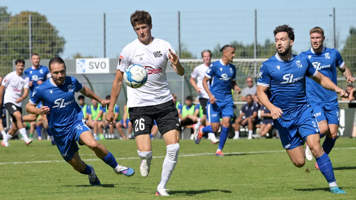 Der Villinger Gian-Luca Feißt (mit Ball) im Zweikampf mit Henri Scherer vom SV Oberachern. Foto: Eibner-Pressefoto/Tobias Baur
