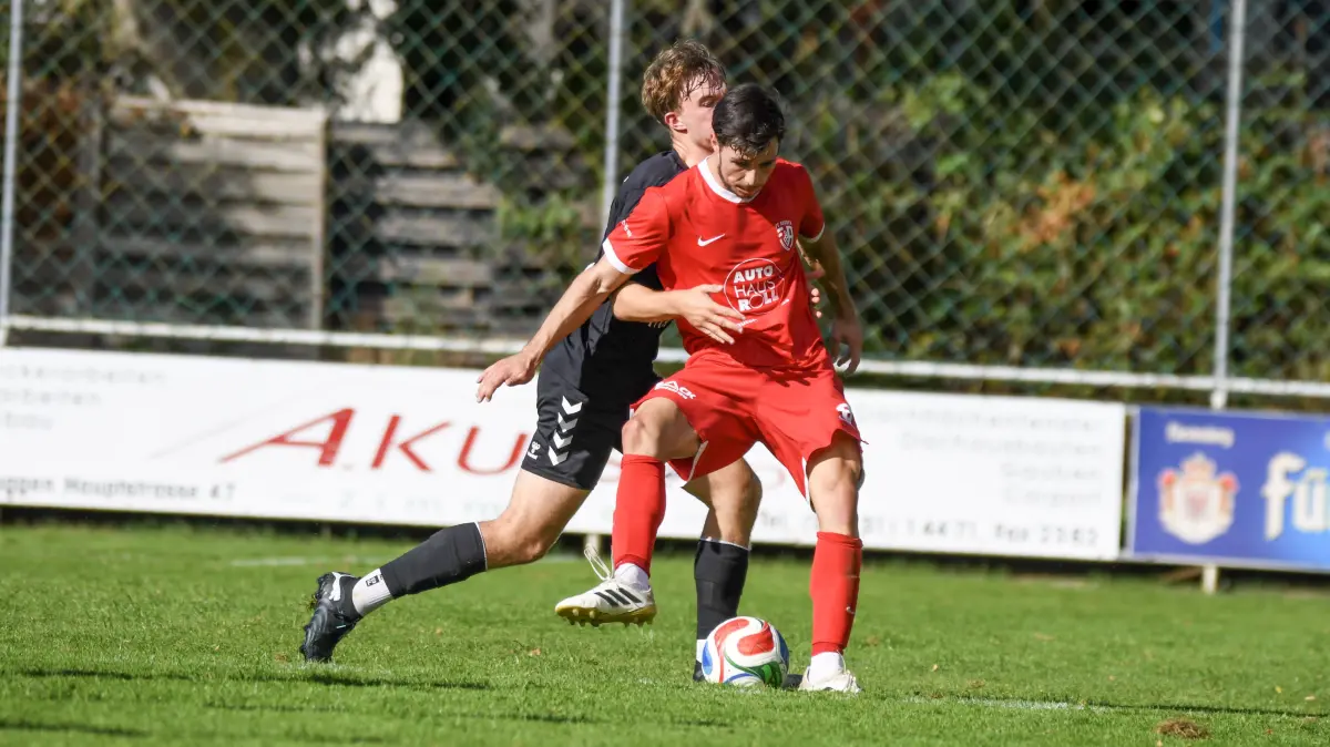 Tim Tiedemann (rotes Trikot) war für den FC Auggen doppelt erfolgreich.