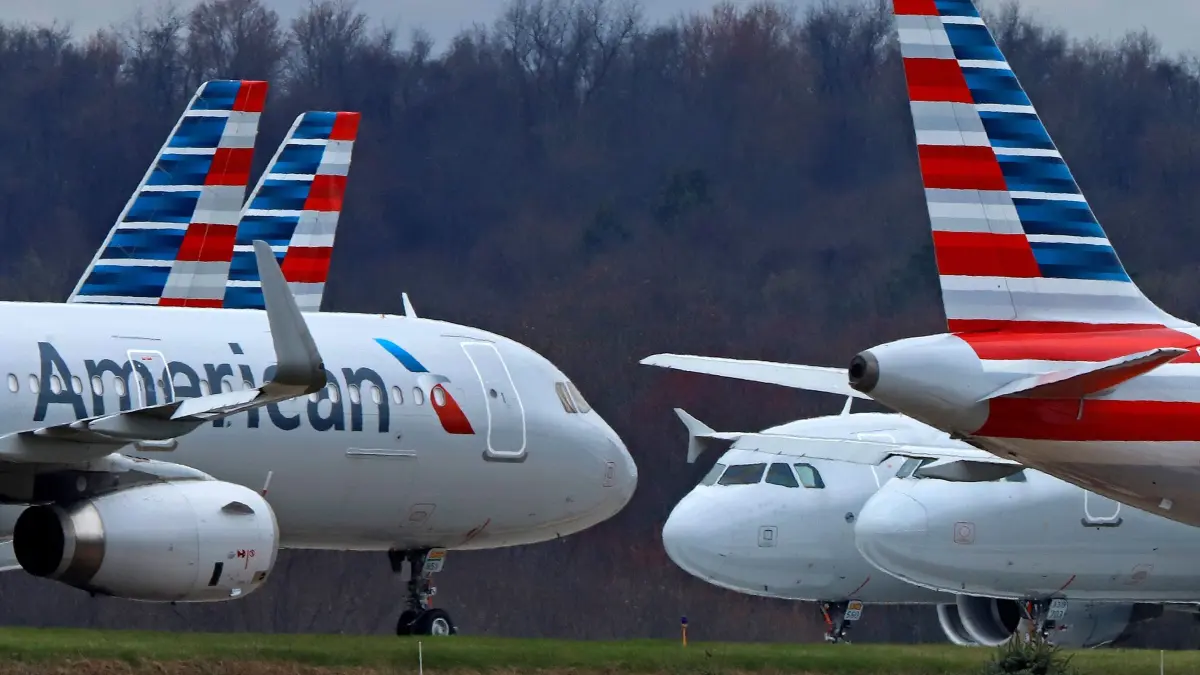 American Airlines: ARCHIV - 31.03.2020, USA, Imperial: Flugzeuge der American Airlines stehen auf dem Pittsburgh International Airport. (zu dpa: «Randalierender Passagier in den USA auf Sitz festgeklebt») Foto: Gene J. Puskar/AP/dpa +++ dpa-Bildfunk +++