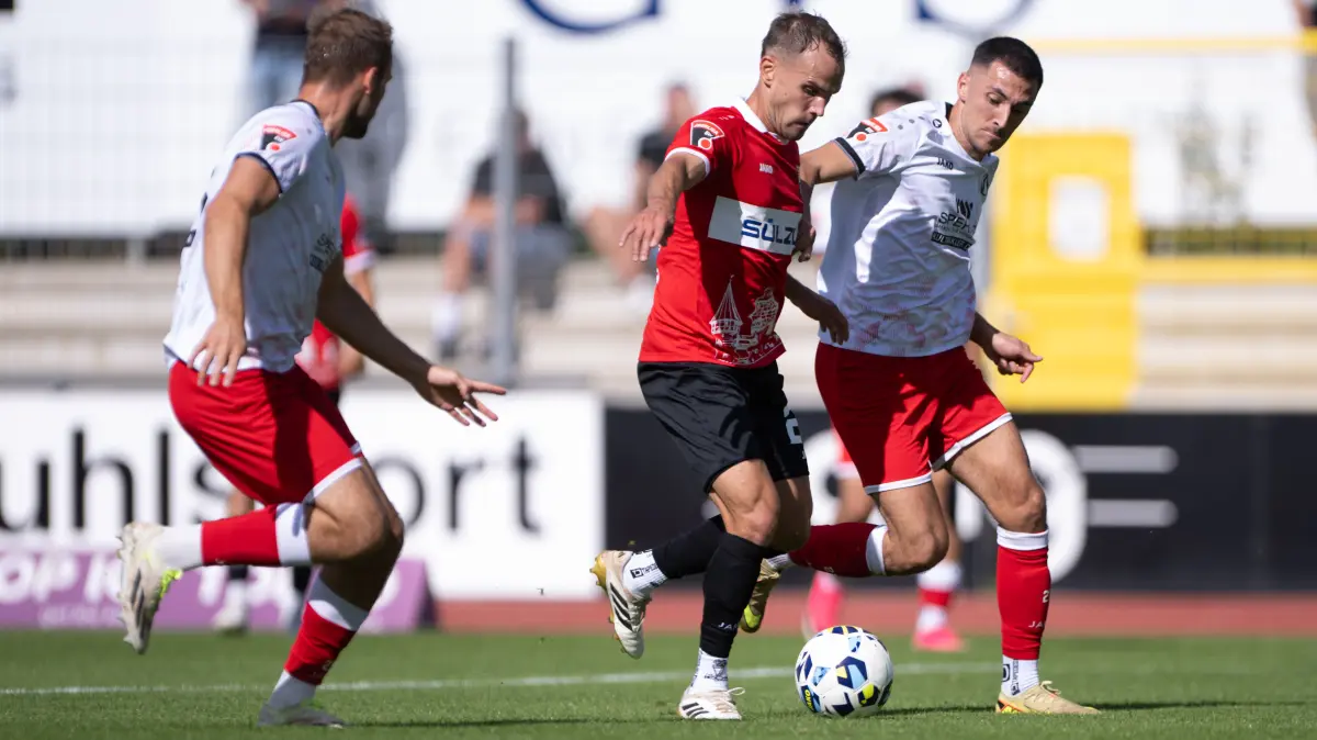 TSG Balingen vs. 1. FC Normania Gmuend, Fussball, Oberliga Baden Wuerttemberg, 5. Spieltag, Saison 2026/2027, 05.09.2026,: Christian Derflinger, (TSG Balingen, #27) mit Wucht, umzingelt von Gegnern,
TSG Balingen vs. 1. FC Normania Gmuend, Fussball, Oberliga Baden Wuerttemberg, 5. Spieltag, Saison 2026/2027, 05.09.2026,
Eibner-Pressefoto/Andreas Ulmer