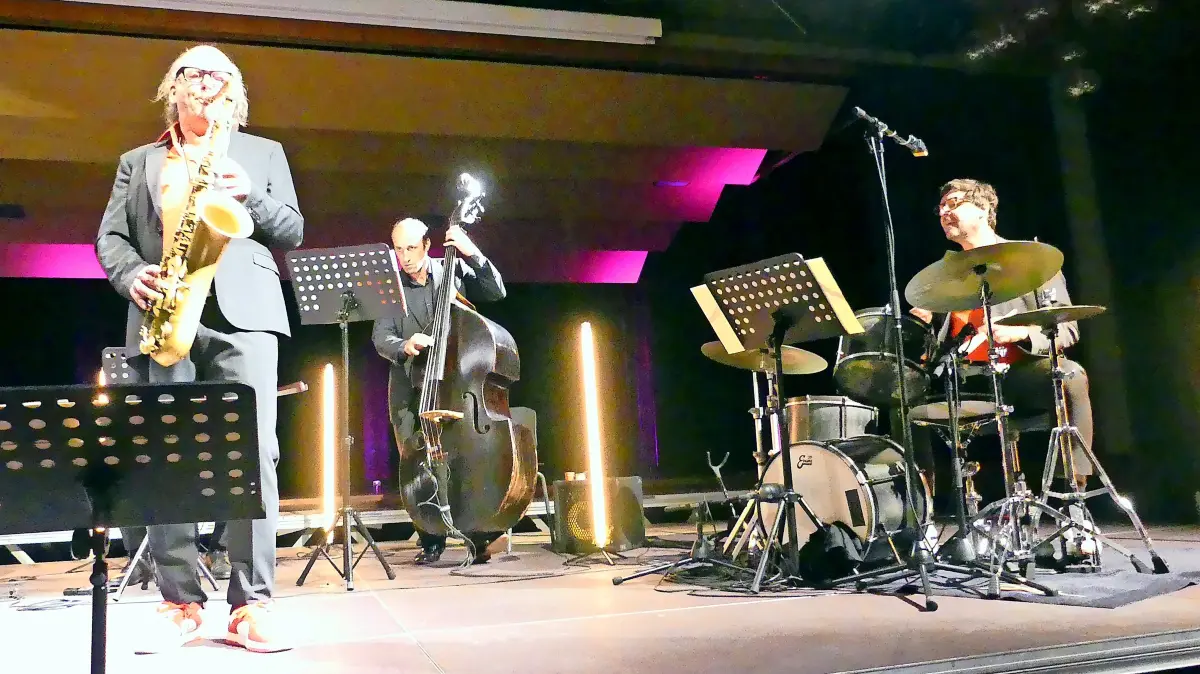 Er ist ein erstklassiger Jazzer, Saxophonist und Arrangeur: Libor Sima (links), der neben einer Streichergruppe den Kontrabassisten Josef Semeleder und den Schlagzeuger Obi Jenne als adäquate Begleiter zur Seite hat