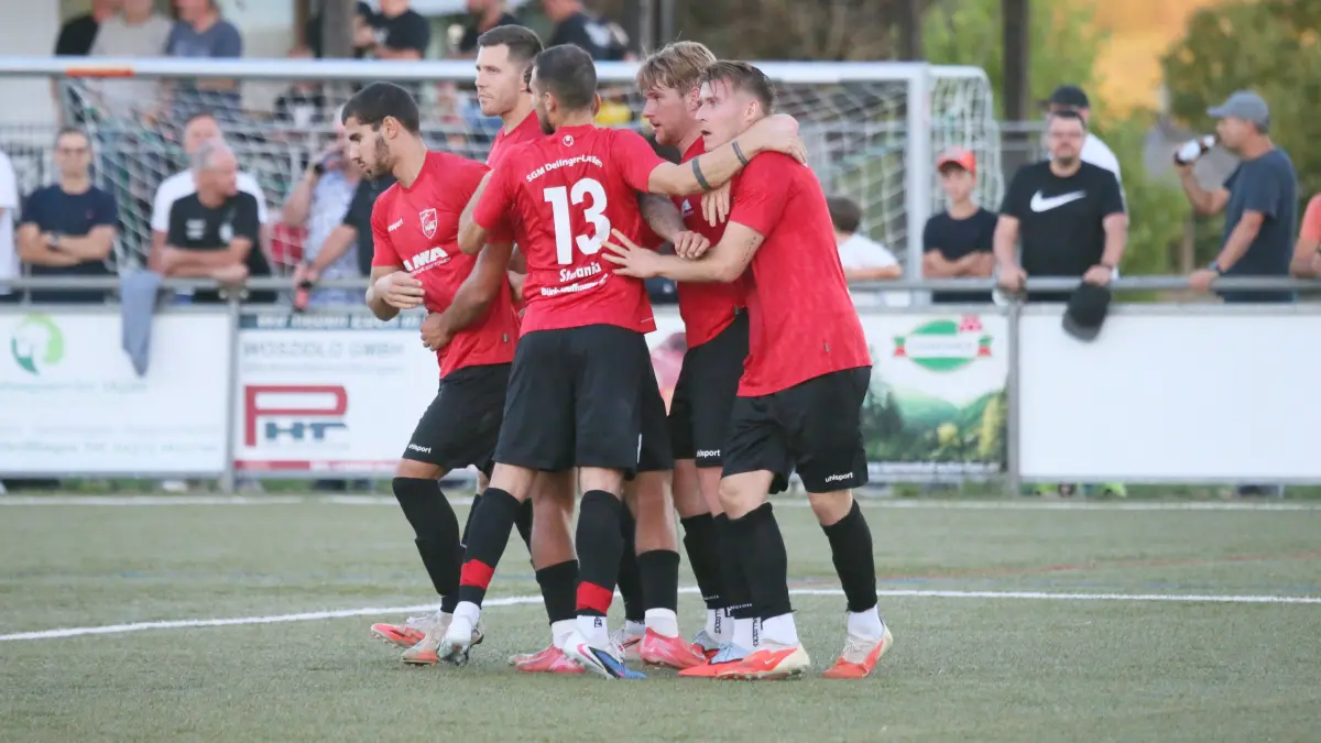 Endlich haben die Deißlinger Spieler Grund zum Jubeln: Mit dem 3:2-Erfolg gegen den SV Zimmern haben sie die ersten drei Zähler auf ihr Punktekonto gebucht.
