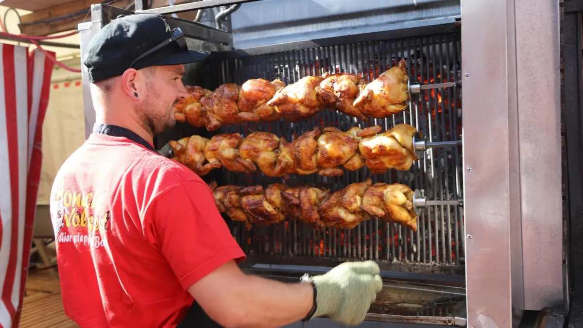 Er hat den heißesten Arbeitsplatz: Adrian Schwer am Holzkohlegrill.