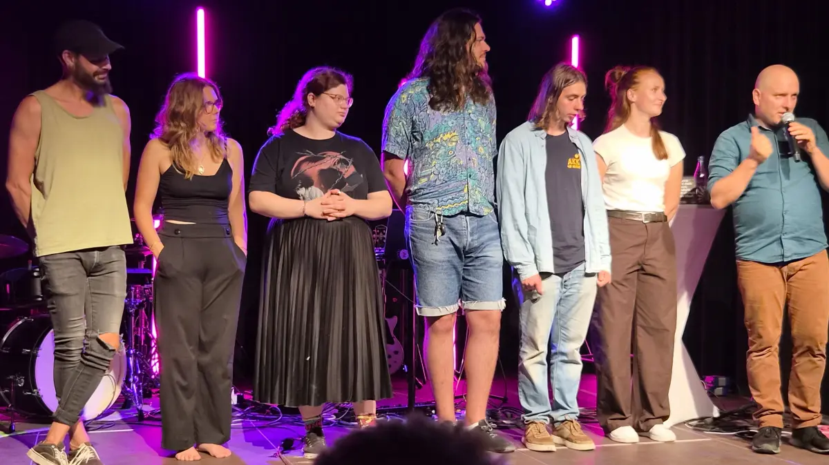 Beim Poetry Slam im Weiler Kesselhaus haben die Wortkünstler gezeigt, dass Literatur nicht leise zwischen zwei Buchdeckeln stattfinden. Sie darf laut sein, frech, politisch, zärtlich und absurd sein.