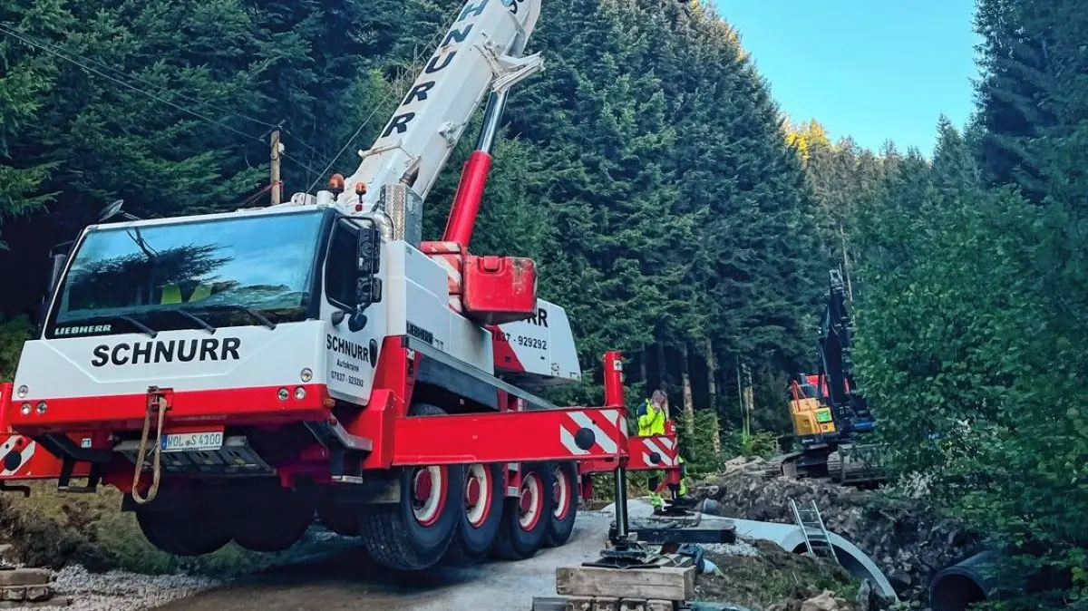 Bei den Arbeiten an der Dohlenbachbrücke kommt schweres Gerät zum Einsatz.