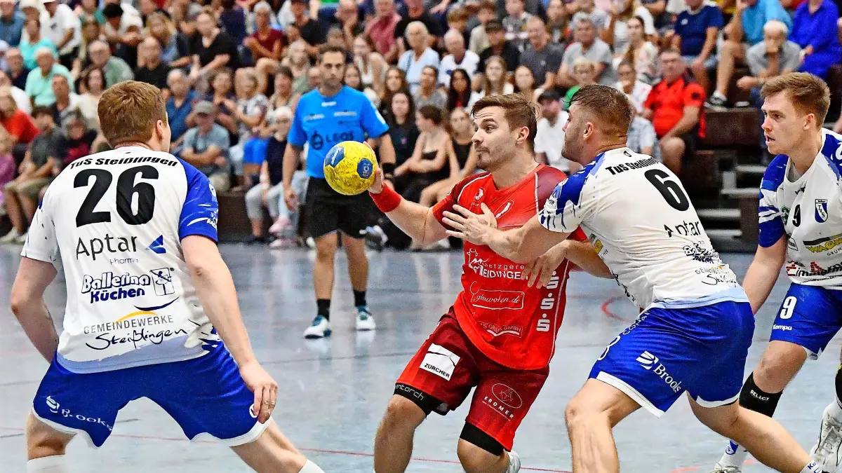 Der HTV (rote Trikots) bot seinen Fans nach der langen Sommerpause einen unterhaltsamen – und erfolgreichen – Handballvormittag.