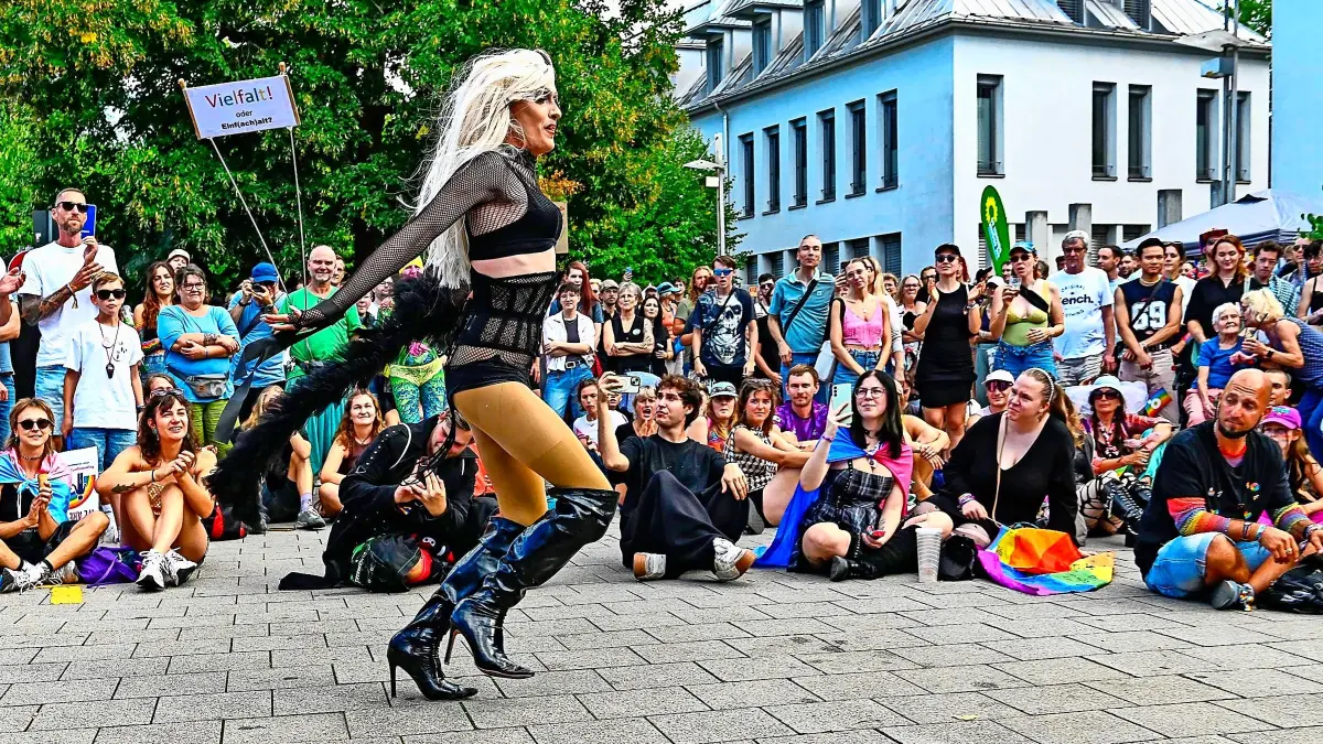 Das Showprogramm auf dem Rathausplatz wurde von einer interessierten Menschenmenge verfolgt.