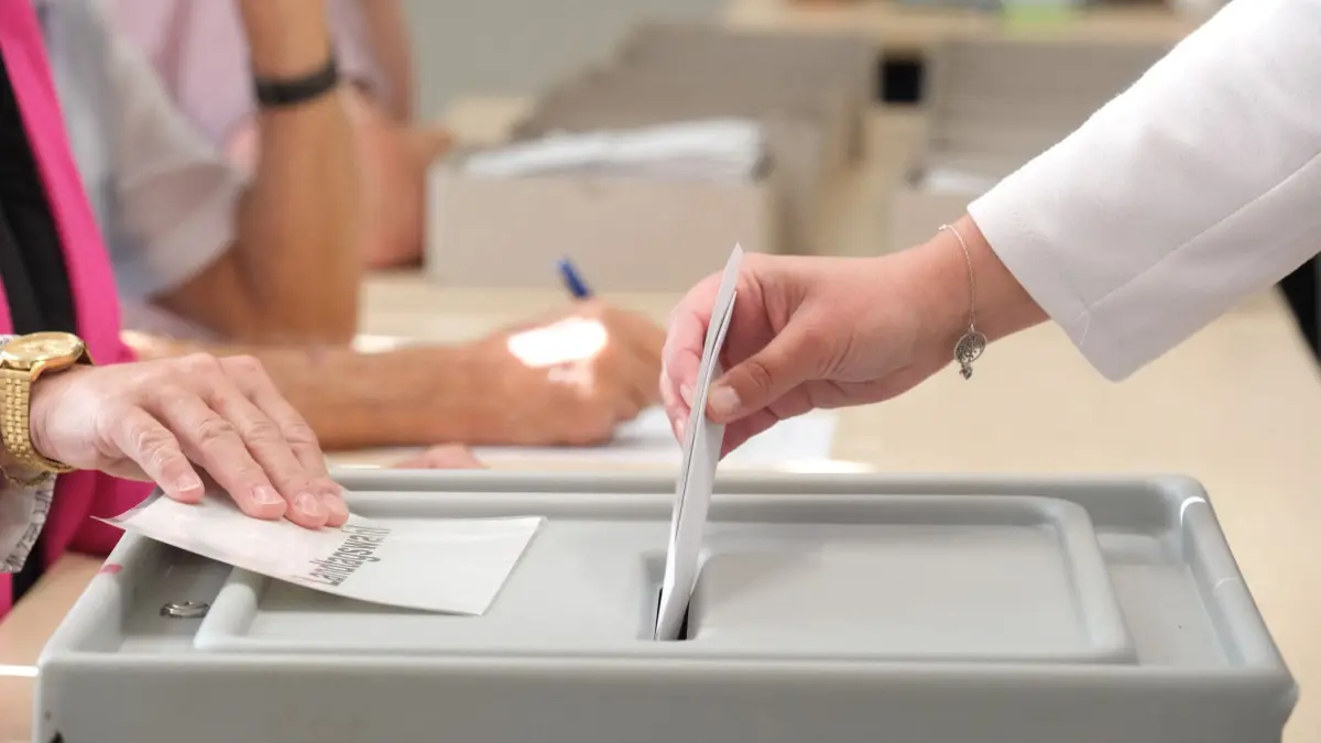 Landtagswahl in Sachsen-Anhalt - Wahllokal in Magdeburg: 06.09.2026, Sachsen-Anhalt, Magdeburg: Eine Wählerin wirft in einem Wahllokal ihren Stimmzettel in eine Wahlurne. Am Sonntag wird in Sachsen-Anhalt ein neuer Landtag gewählt. Foto: Klaus-Dietmar Gabbert/dpa +++ dpa-Bildfunk +++