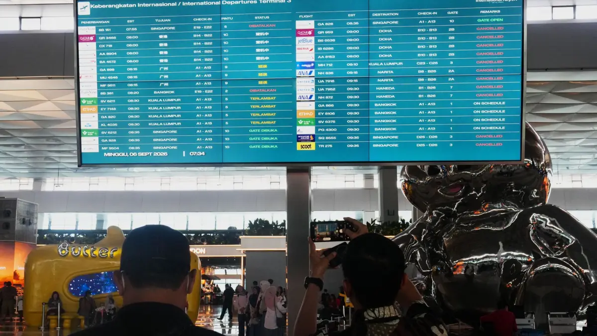 Vulkanausbruch in Indonesien: 06.09.2026, Indonesien, Tangerang: Reisende gehen am internationalen Flughafen Soekarno-Hatta an einer Informationstafel vorbei, auf der Flugausfälle angezeigt werden. Foto: Tatan Syuflana/AP/dpa +++ dpa-Bildfunk +++