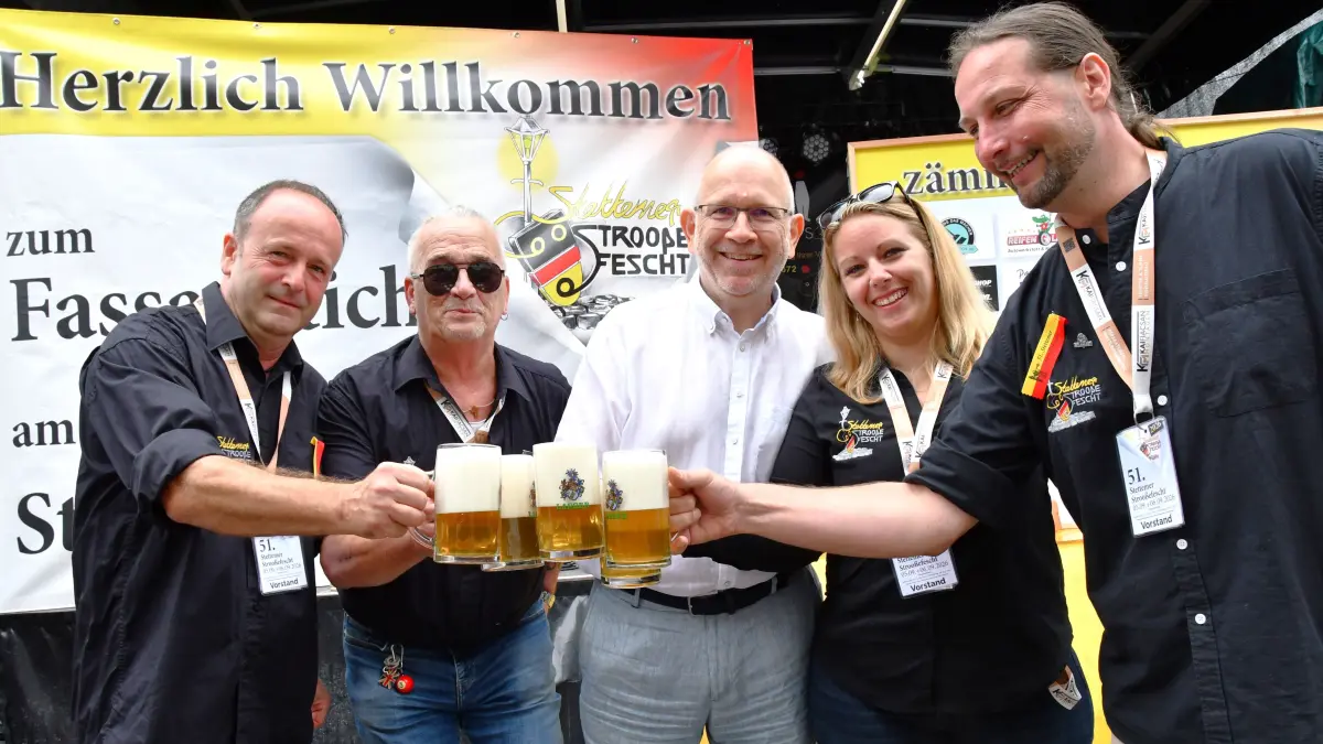 Nach dem Fassanstich stoßen Kai Fiacsan (von links), Mario Nonnenmann, Andreas Walter, Jasmin Breitenfeld und Veit Biersack auf das Fest an.