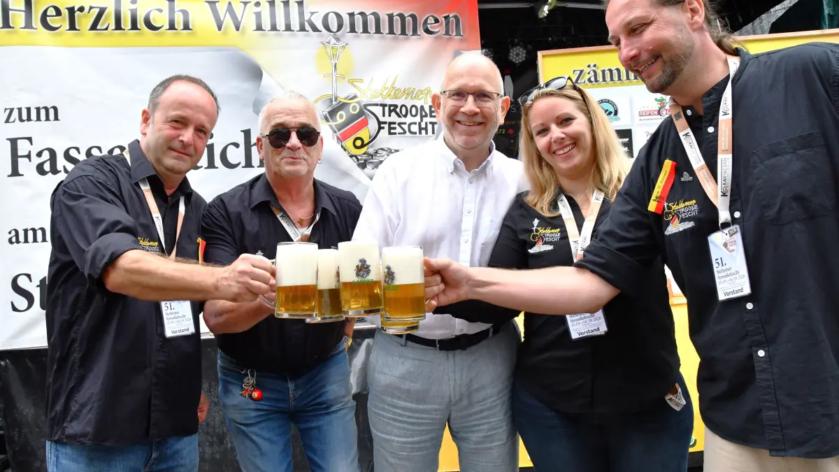 Nach dem Fassanstich stoßen Kai Fiacsan (von links), Mario Nonnenmann, Andreas Walter, Jasmin Breitenfeld und Veit Biersack auf das Fest an.