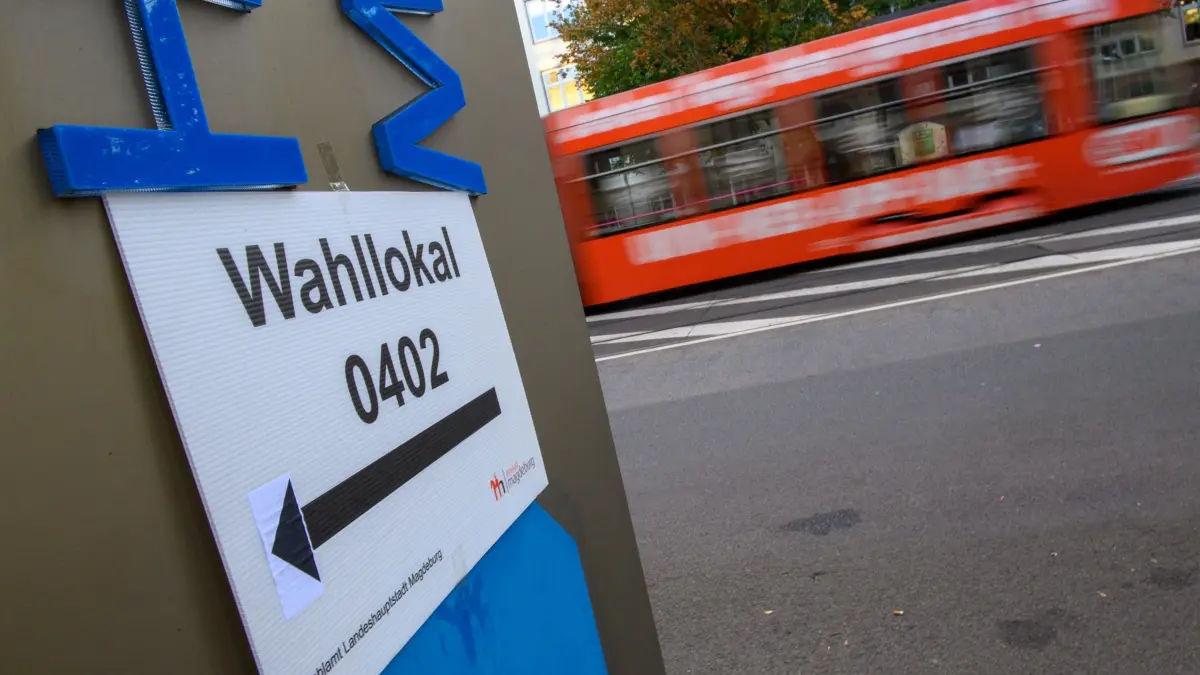 Landtagswahl in Sachsen-Anhalt - Öffnung Wahllokale in Magdeburg: 06.09.2026, Sachsen-Anhalt, Magdeburg: Ein Schild weist den Weg zu einem Wahllokal. Am Sonntag wird in Sachsen-Anhalt ein neuer Landtag gewählt. Die Vorbereitungen in den Wahllokalen hatten am Morgen begonnen. Foto: Klaus-Dietmar Gabbert/dpa +++ dpa-Bildfunk +++