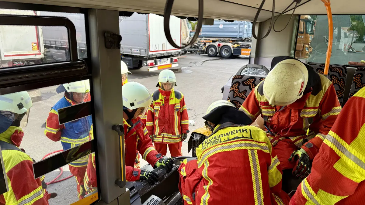 Bei Unfällen mit Bussen sind die Einsatzkräfte mit besonderen Herausforderungen konfrontiert.