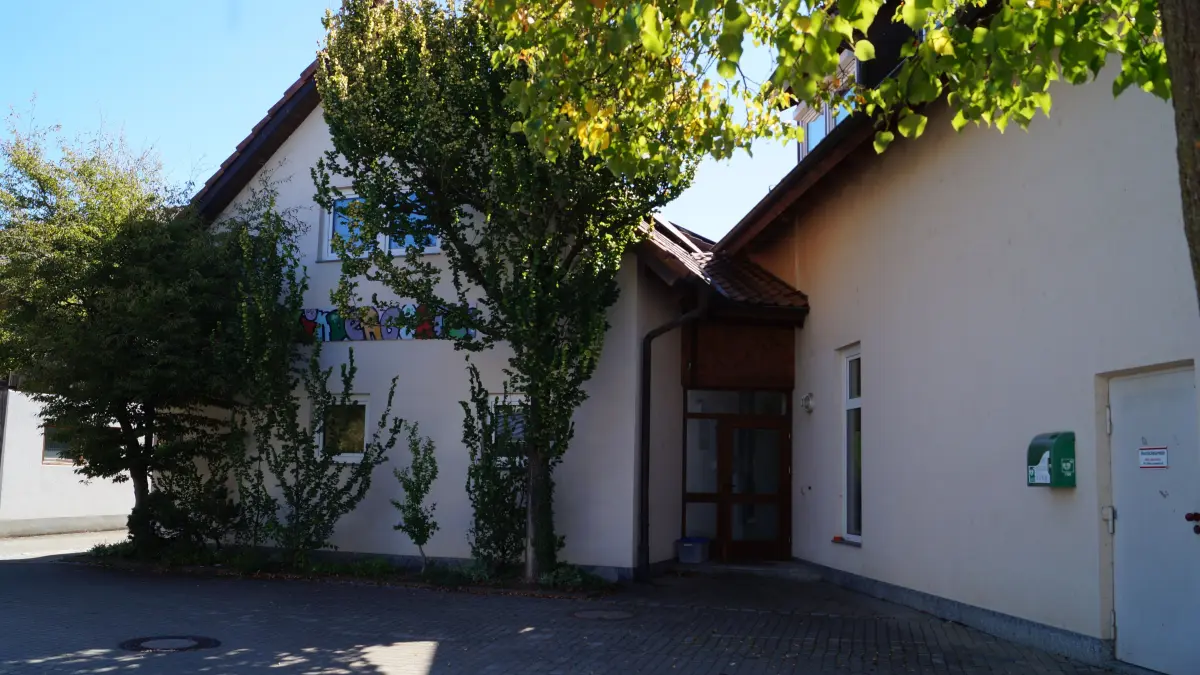 Für das Kindergarten-/ Feuerwehrgebäude in Schallbach braucht ein Heiz- und Hitzeschutzkonzept.