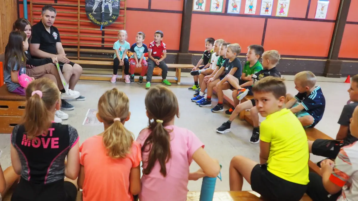 Im Theorieteil werden die Kinder von Marc Stein für Gefahren sensibilisiert.
