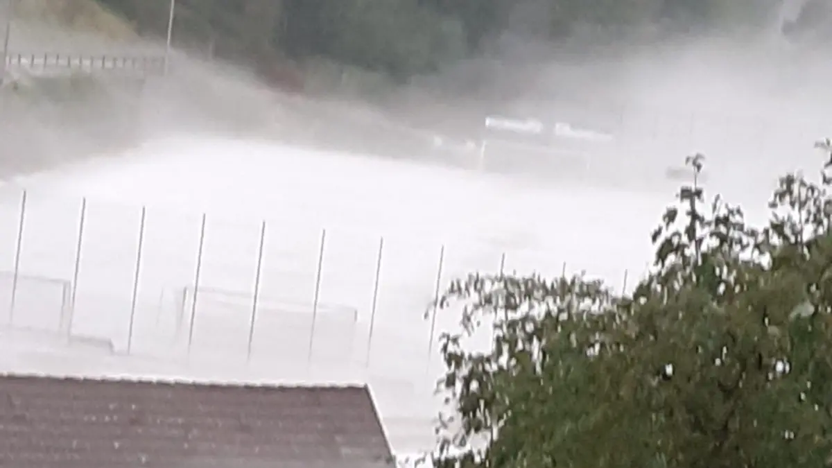 Wie im Winter zeigte sich der Nußbacher Sportplatz nach dem Unwetter.