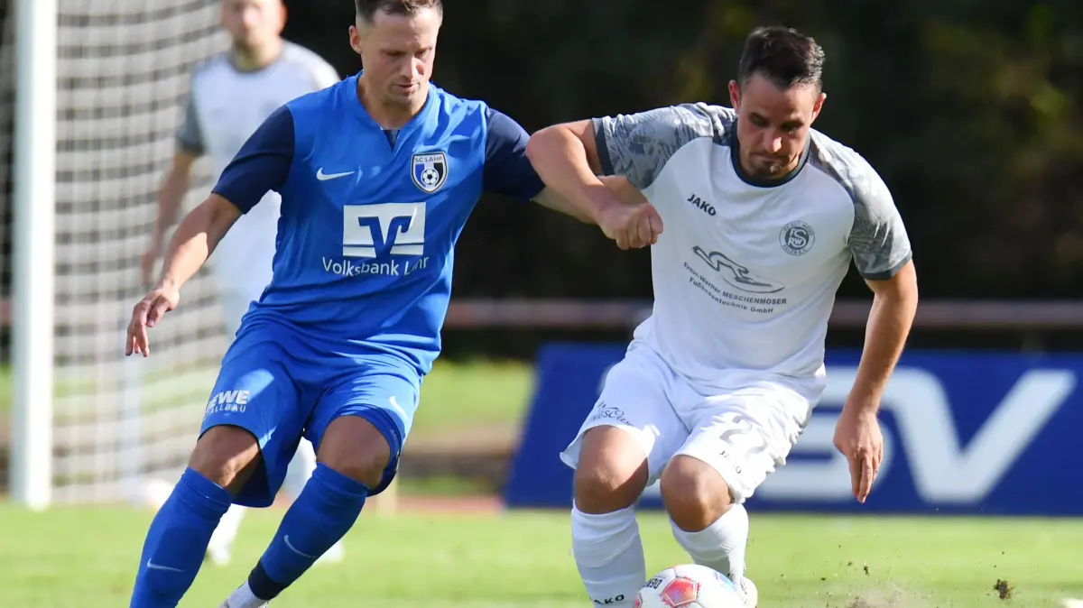 Verteidiger Pedro Allgaier (links) im Zweikampf mit einem gegnerischen Spieler.