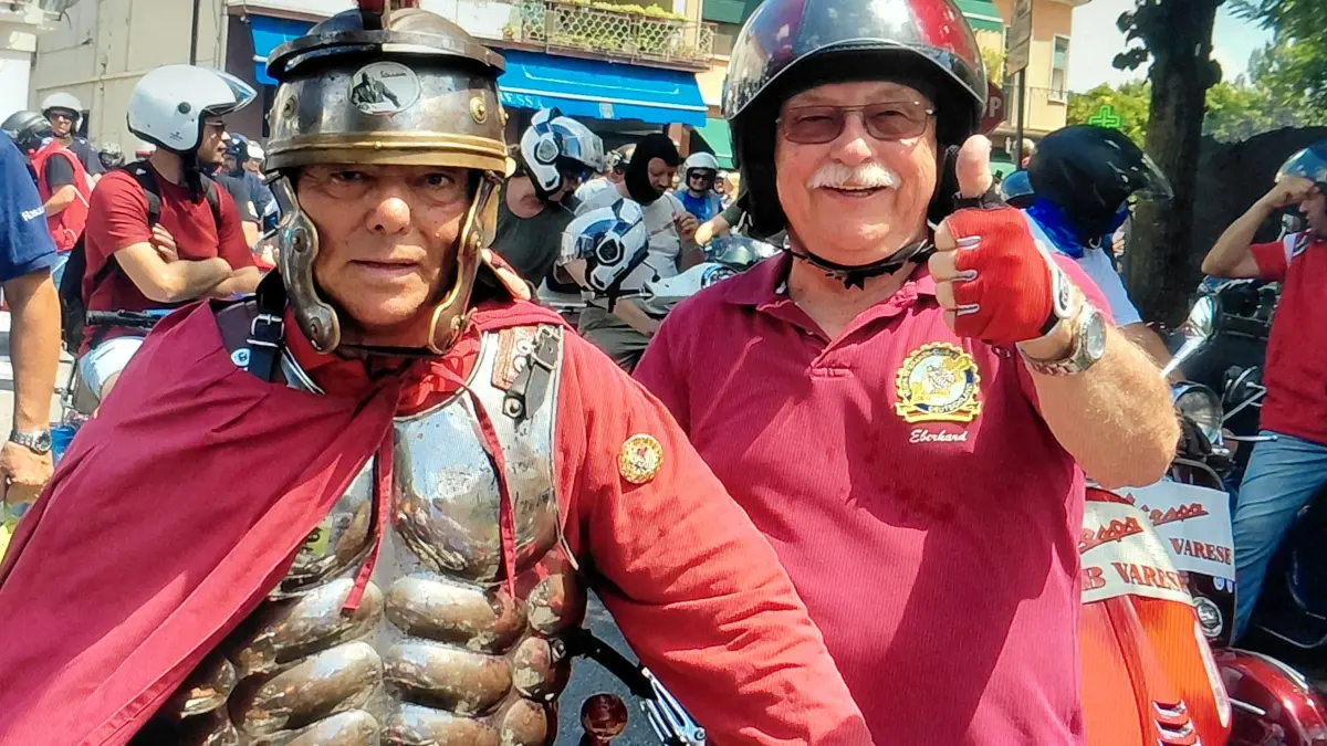 Aufgefallenes erlebt Eberhard Nägelin auf seinen Touren mit seiner Vespa PX. Der Gladiator gehört auch dazu und nicht nur in der italienischen Hauptstadt.