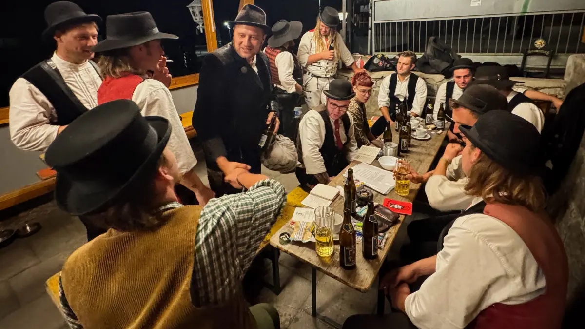 Erst der Gruß, dann der Platz: Wer zum Schallern ins Welschdorf kommt, gibt jedem am Tisch die Hand.
