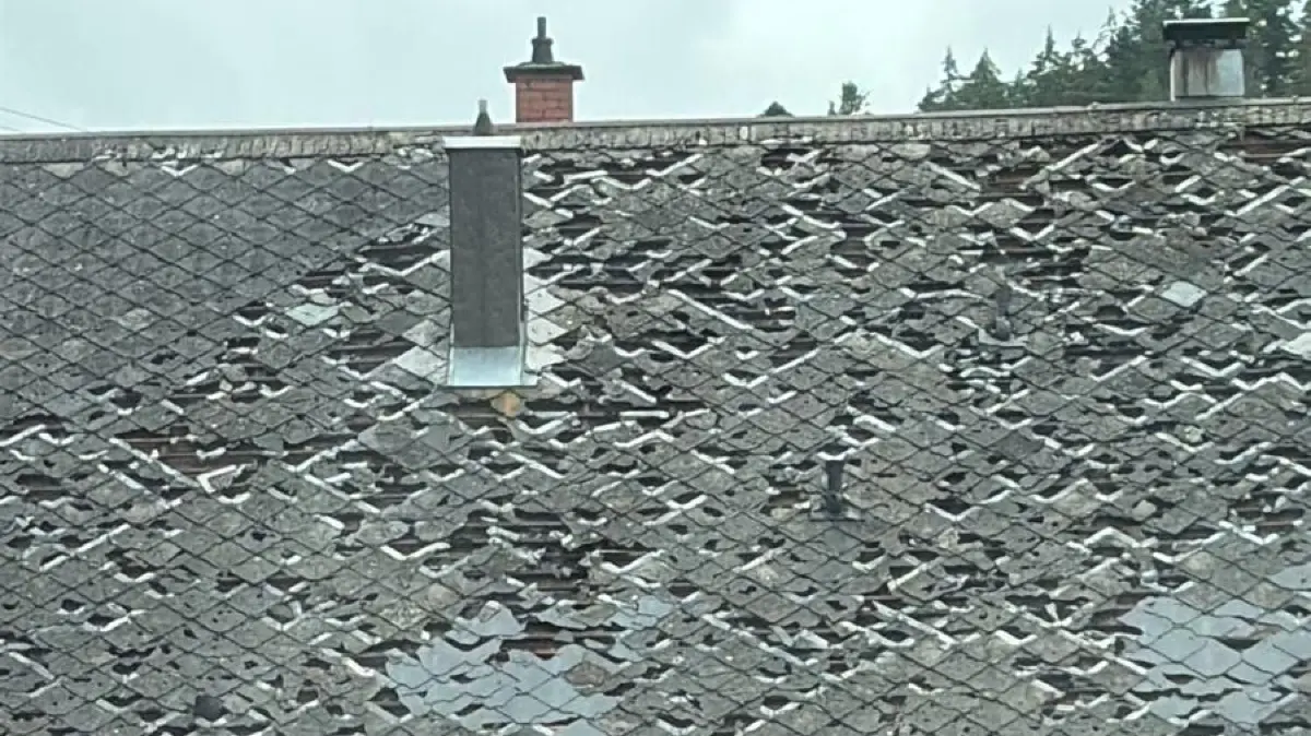 Ein Hausdach nach dem Hagelwetter in Nußbach.