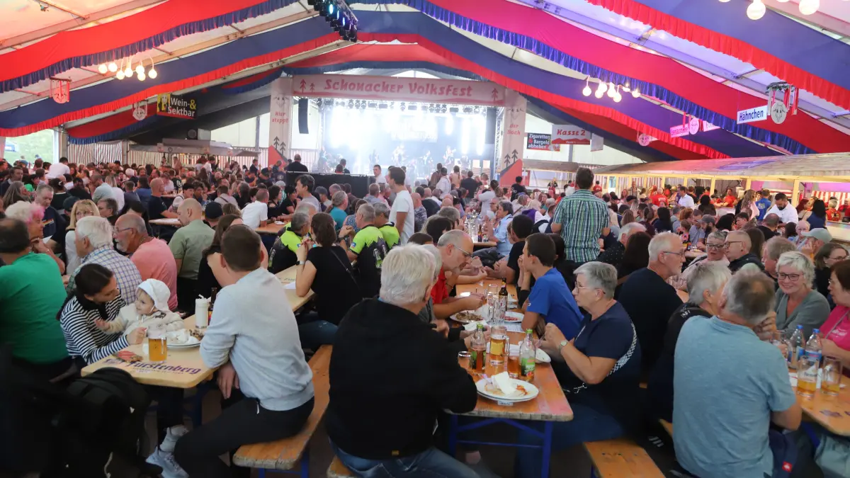 Proppenvoll ist das Zelt schon zu früher Stunde.
