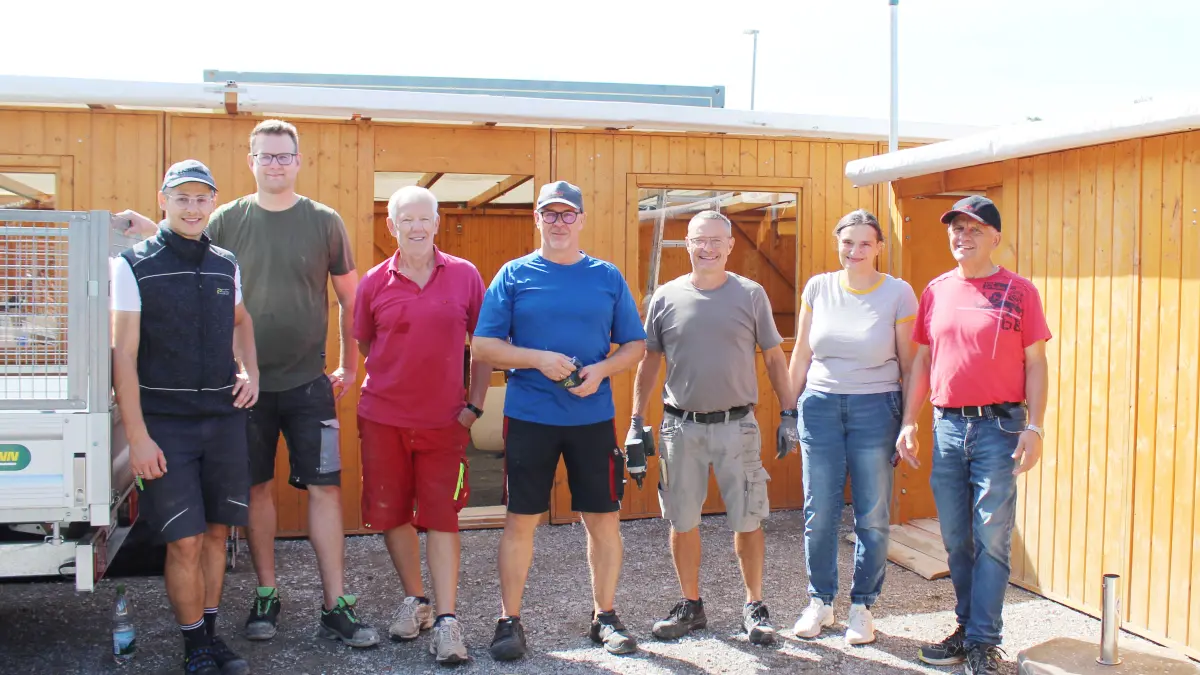 Jürgen Bilger (rechts) mit einem Teil der Helfer, die am Samstag beim Aufbau anpackten