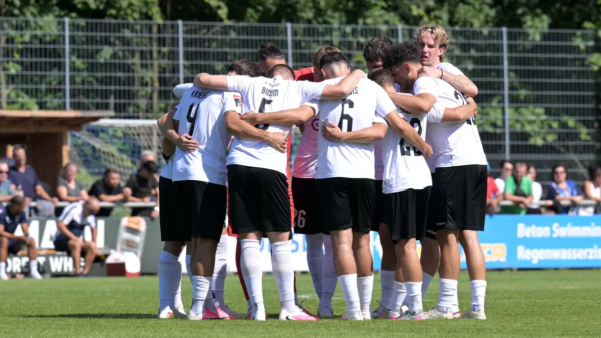 Kreis des FC 08 Villingen vor dem Spiel
SV Oberachern vs. FC 08 Villingen , Fussball, Oberliga BW, 05.Spieltag, Saison 2026/2027, 05.09.2026
Foto: Eibner-Pressefoto/Tobias Baur