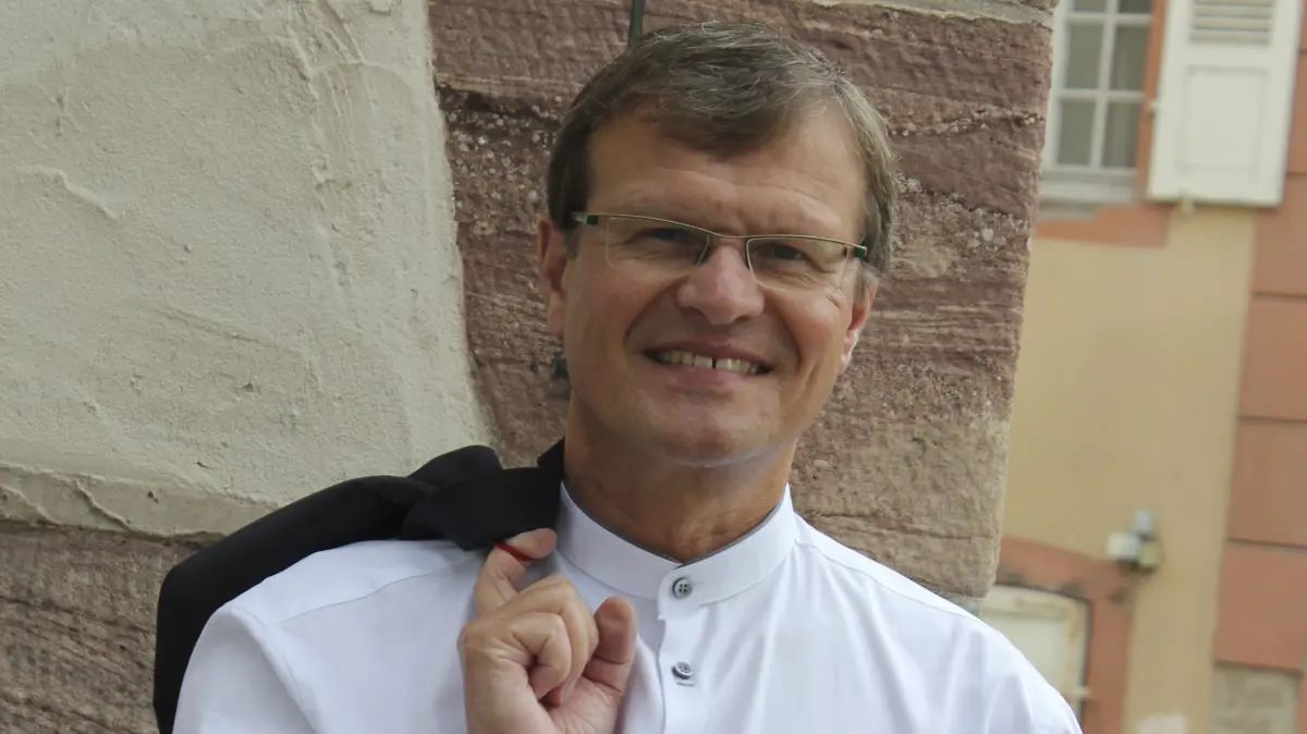 Herbert Deininger studierte Orgel und Kirchenmusik in Nürnberg, Würzburg und Zürich und wirkte zunächst als Kantor in Fürth, bevor er als Stadt- und Bezirkskantor nach Lörrach wechselte. Er ist im Ruhestand weiter für die Musik aktiv.