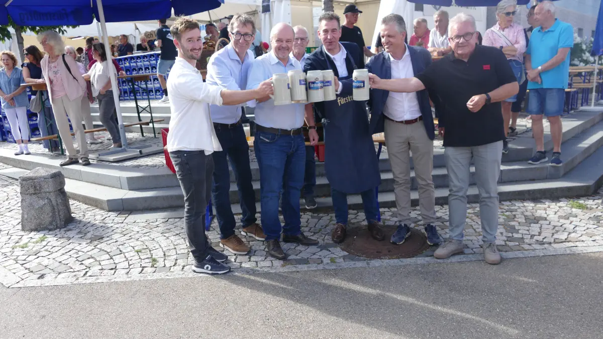 Jens Metzger (Grünen-Landtagsabgeordneter), Ortsvorsteher Lothar Mayer, Oliver Eckerle von Fürstenberg, Oberbürgermeister Erik Pauly, Thorsten Frei und Guido Wolf (CDU-Landtagsabgeordneter) eröffnen das Aasener Dorffest.