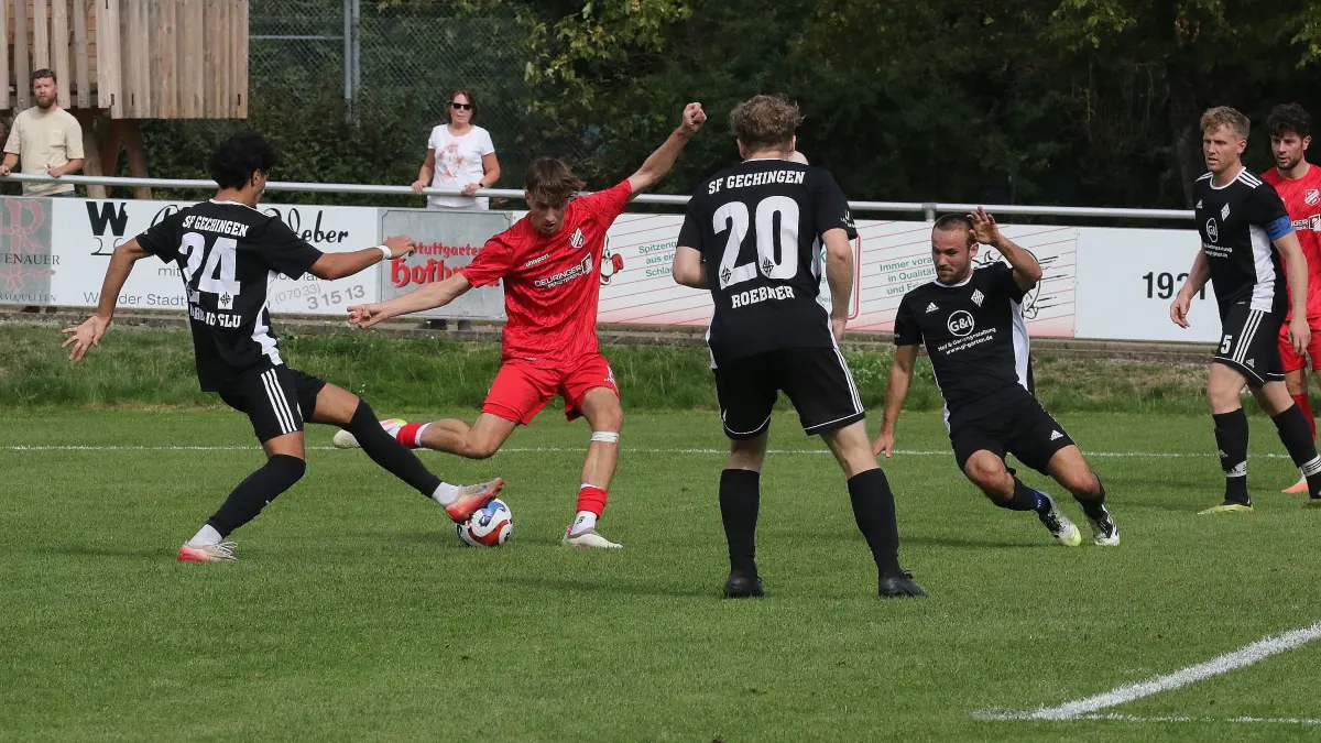 Total beschäftigt waren die Gechinger Spieler gegen die SG Empfingen (rote Trikots).