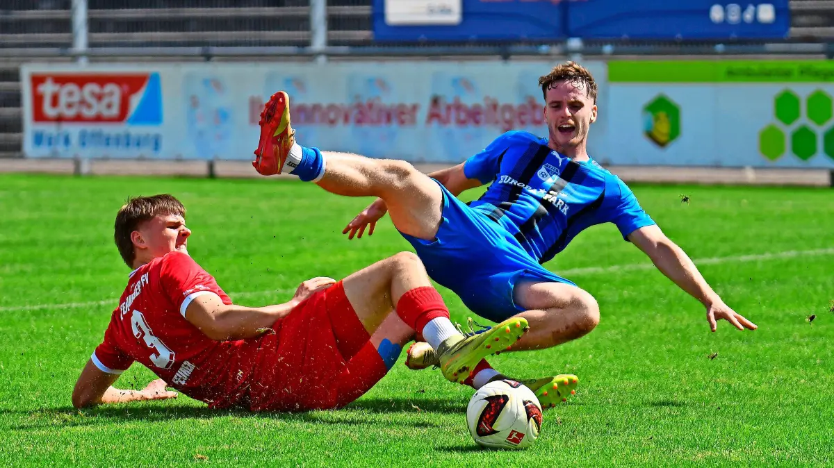 Vincent Sobcyk (blau, hier mit Marc Feurer) wurde in der 24. Minute eingewechselt.