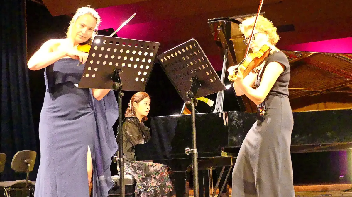 Differenzierte Musik wird beim Eröffnungskonzert des diesjährigen Bergstadtsommers geboten. Wie lebendig musiziert wurde, beweist dieses Foto mit Gesa Jenne-Dönneweg (von links), Hsiao-Yen Chen und Simone Riniker.