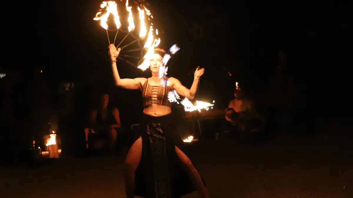 Eine spektakuläre Feuershow bietet die Gruppierung „Ancalima“, hier mit der „Feuerhexe“ Lili.