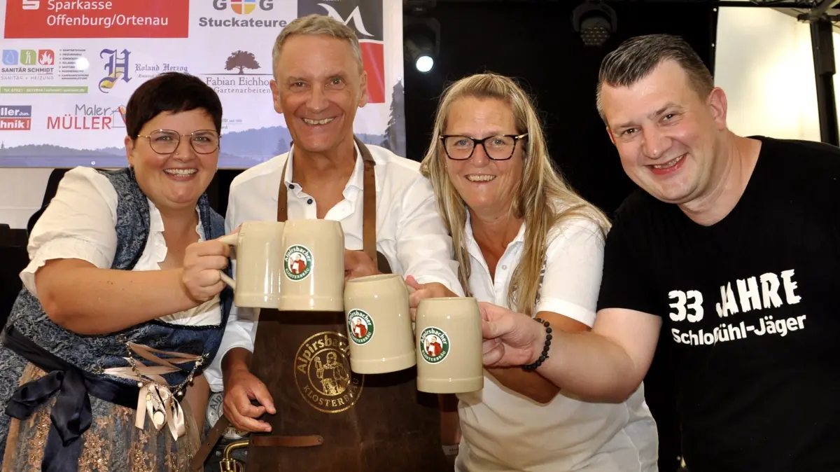Sie eröffneten gemeinsam das erste Dorffest an der Sulzberghalle (von links): Ortsvorsteherin Nicole Baur, OB Markus Ibert sowie die Organisatoren Steffi Maier-Straubmüller und Patrick Ebert.