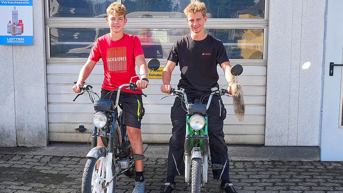 Die Altheimer Mofa-Helden Levin und Laurin Franz. Sie fuhren mit ihren Maschinen bis ins Montafon.